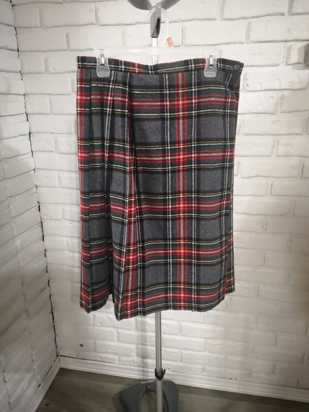 Sears The Fashion Place Ladies Grey Red & Green Plaid Pleated Wrap Skirt